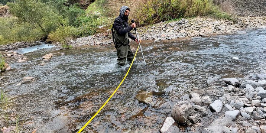 UCHILE estudia cómo la interacción agua-roca en alta montaña define la calidad del agua en Chile central